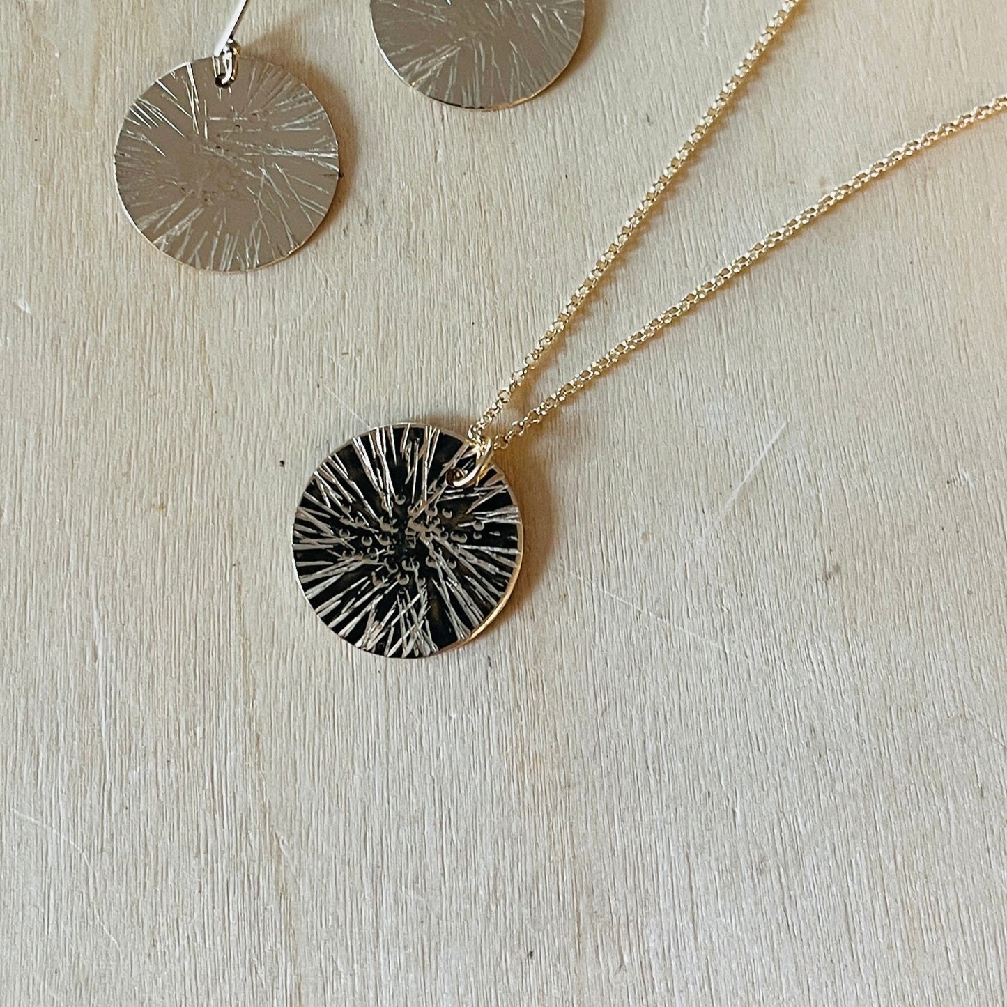 GOLD DISC DAISY NECKLACE