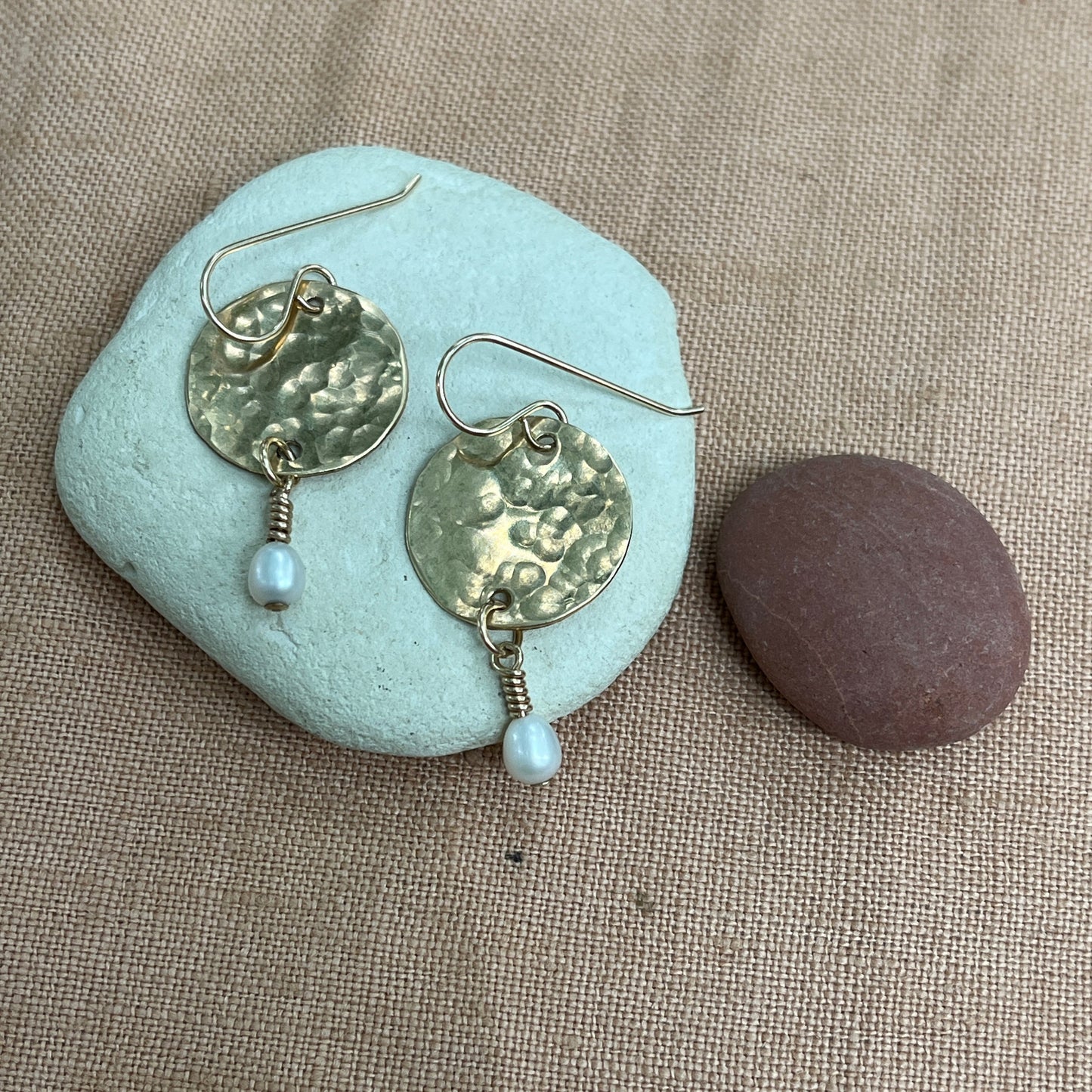 HAMMER COIN PEARL HOOP EARRINGS