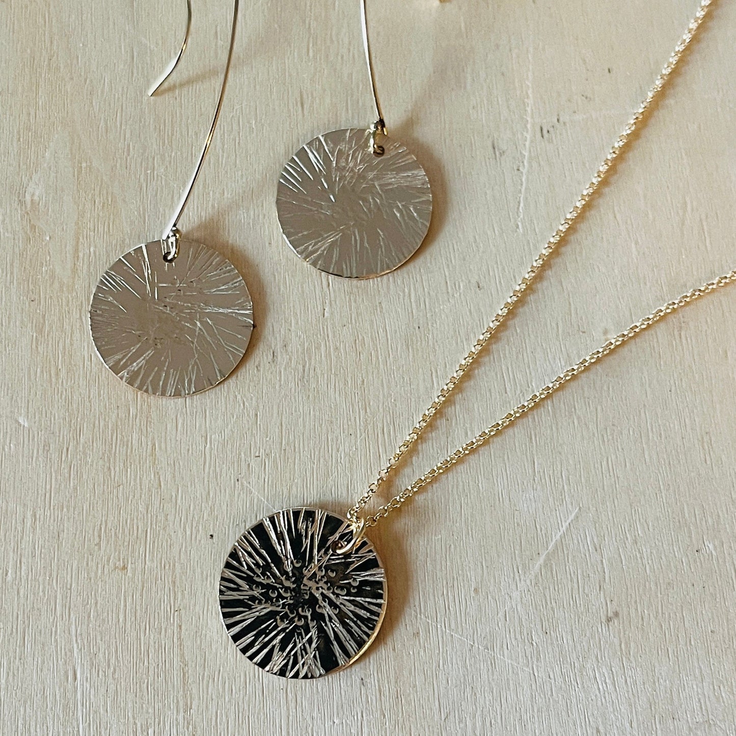 GOLD DISC DAISY NECKLACE