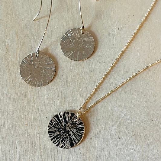 GOLD DISC DAISY NECKLACE