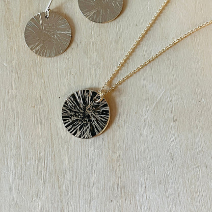 GOLD DISC DAISY NECKLACE