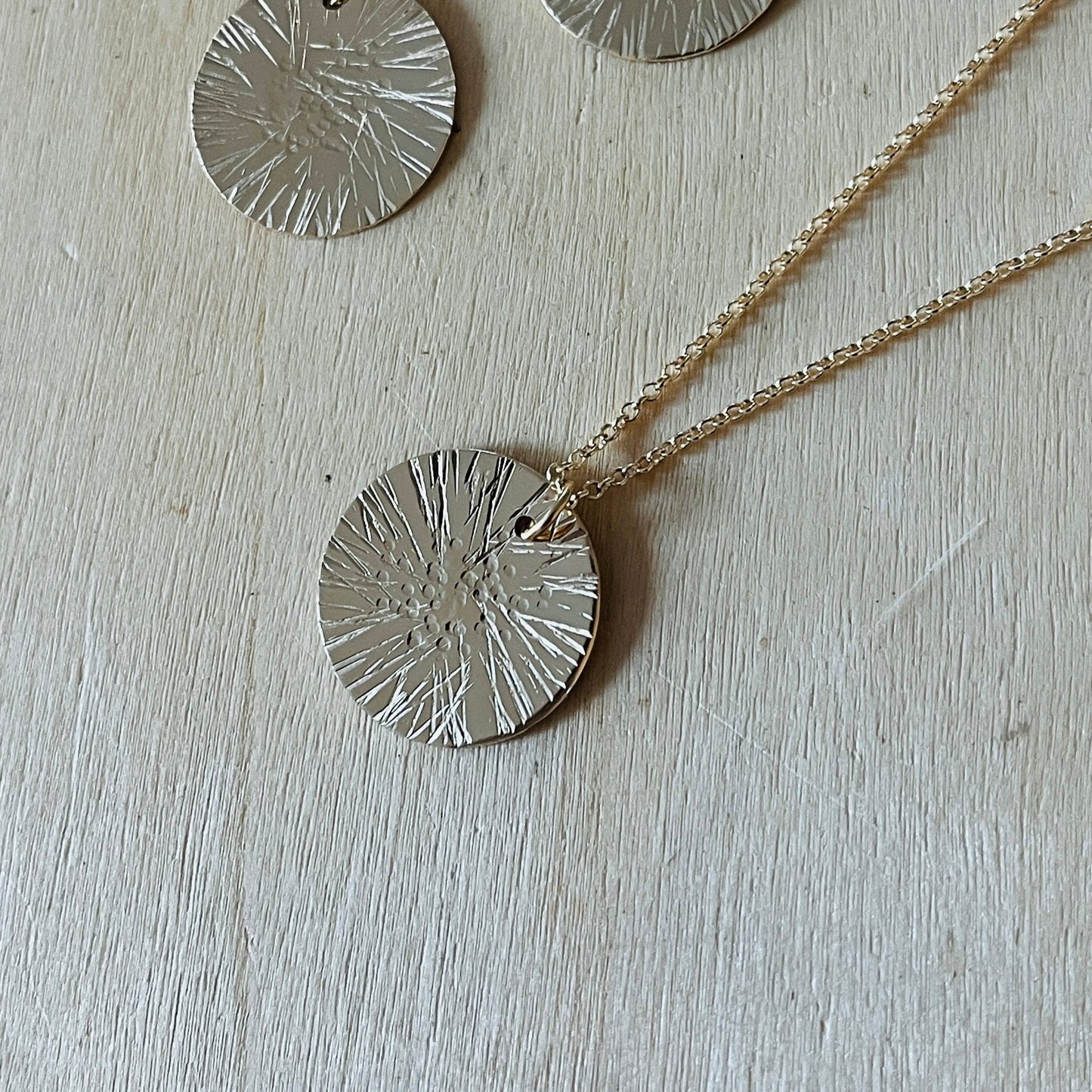 GOLD DISC DAISY NECKLACE