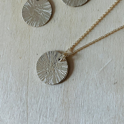 GOLD DISC DAISY NECKLACE